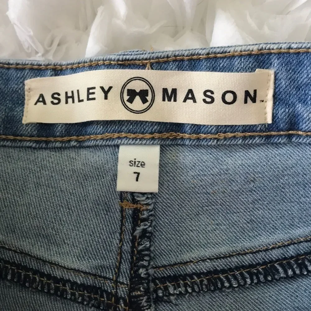 Ashley Mason Embroidered Cutoffs. Size 7 - Picture 8 of 9
